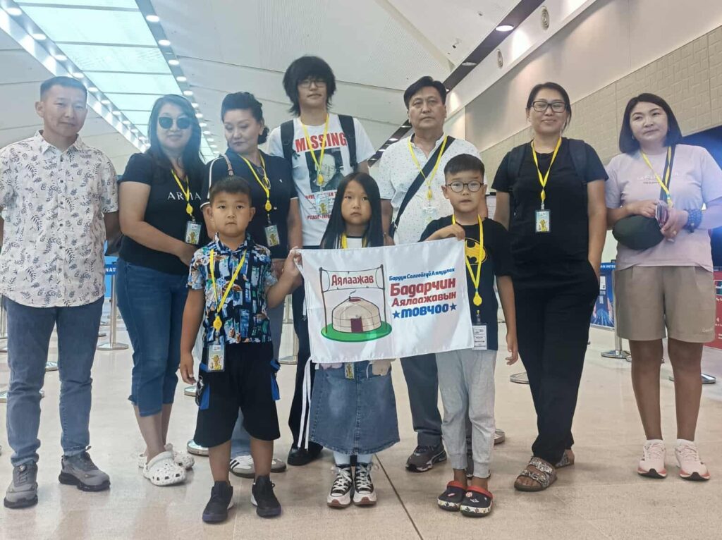 Манай аялагч нар нисэх буудал дээр