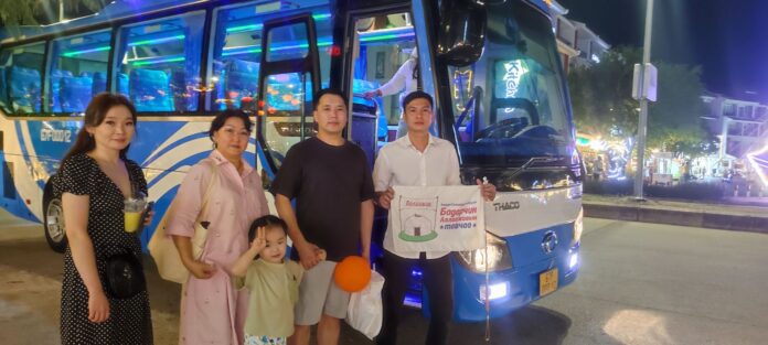 Аялагч нар Фу Куокт Вьетнам хөтөчтэй хамт