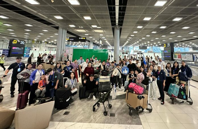 Манай аялагч нар Тайланд улсын Суварнабум нисэх онгоцны буудал дээр байгаа нь